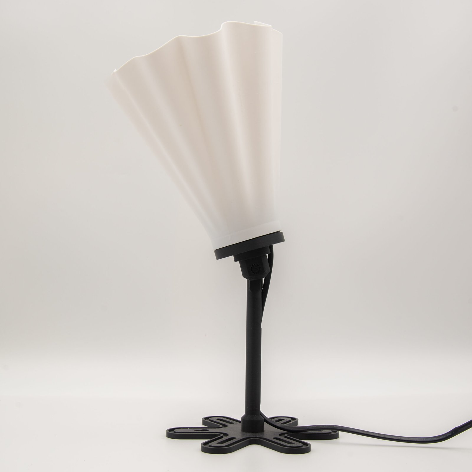 0000 Nora 多功能調節燈 桌壁兩用設計 機械關節與花朵燈罩