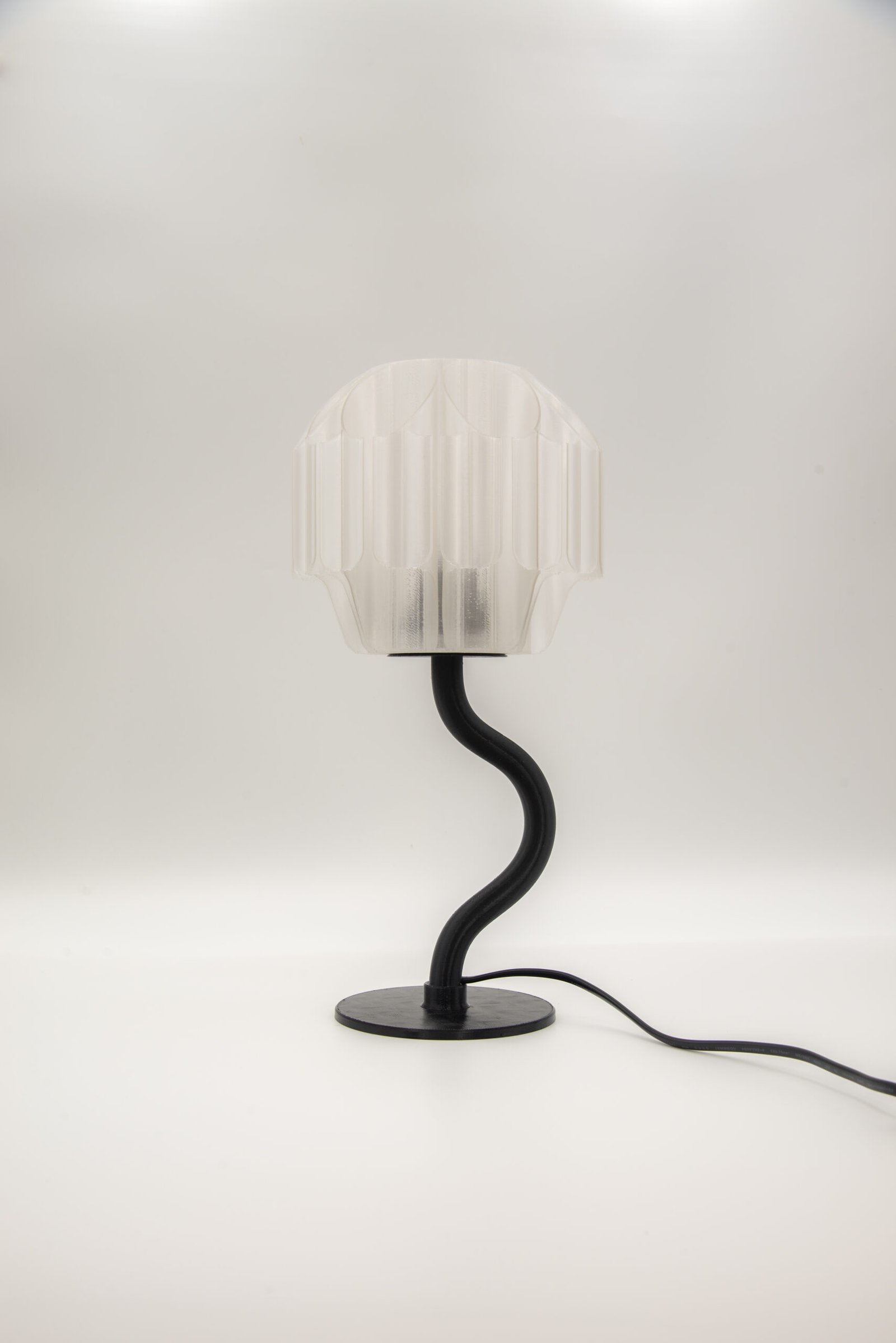 Brisa & Sprout 仿生造型桌燈 S型曲線底座與花苞燈罩 植感居家設計