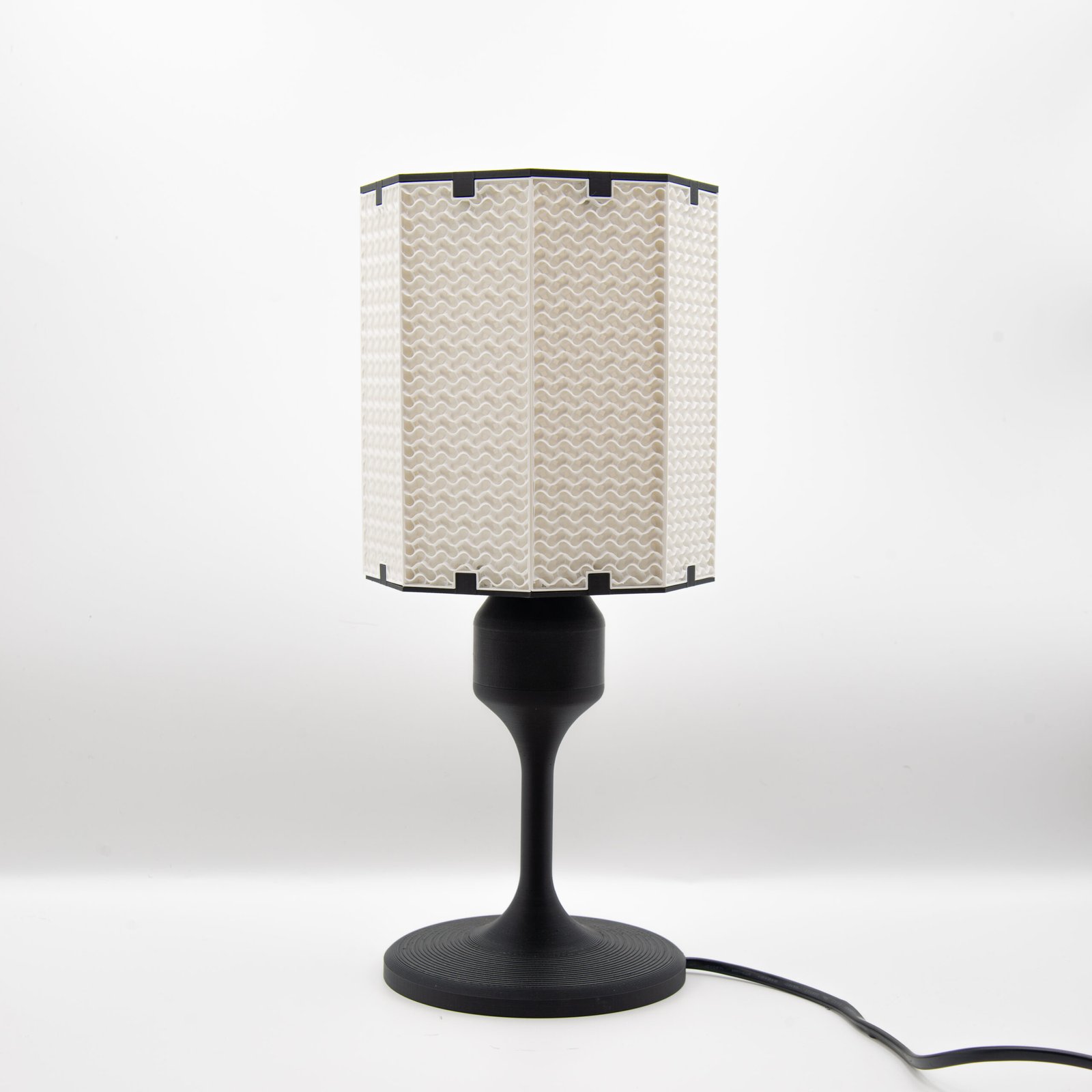 20251212-SAM_3696 光跡 窗花格柵造型桌燈 復古光影效果 E27燈座細節