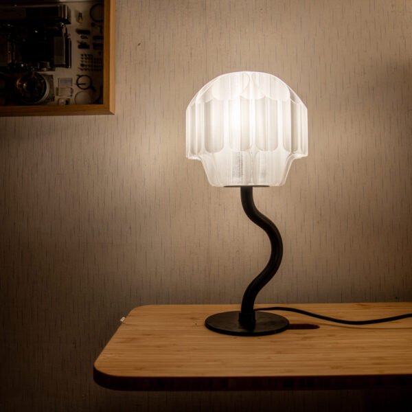 Brisa & Sprout 仿生造型桌燈 S型曲線底座與花苞燈罩 植感居家設計