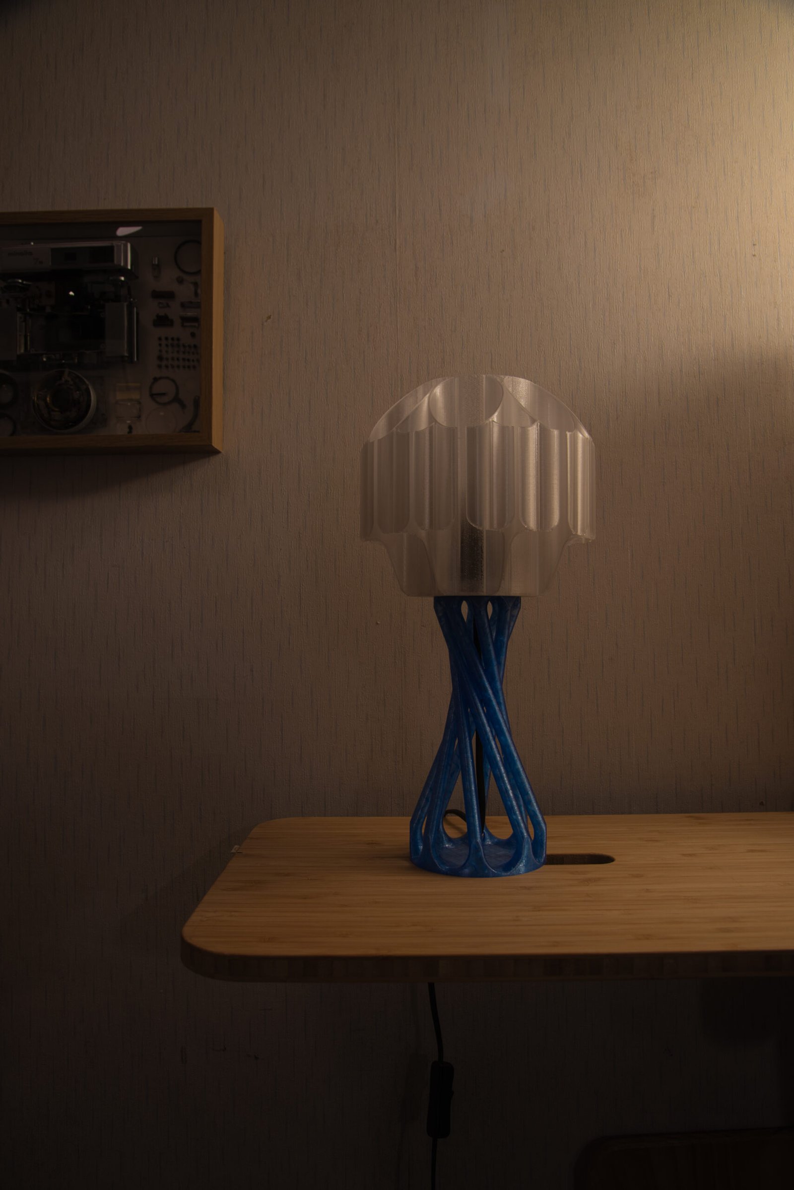 SammmLink Brisa x Twirl 桌燈 - 藍色款 SammmLink Twirl 藍色燈座 關燈外觀細節 3D列印模組化桌燈