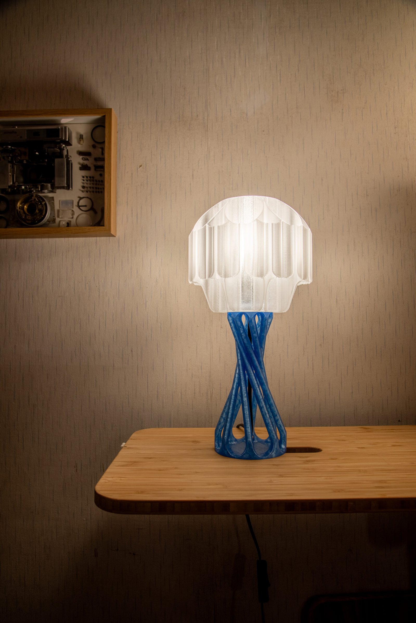 SammmLink Brisa x Twirl 桌燈 - 透藍色款 SammmLink Brisa x Twirl 藍色款 開燈光影效果 3D列印模組化桌燈