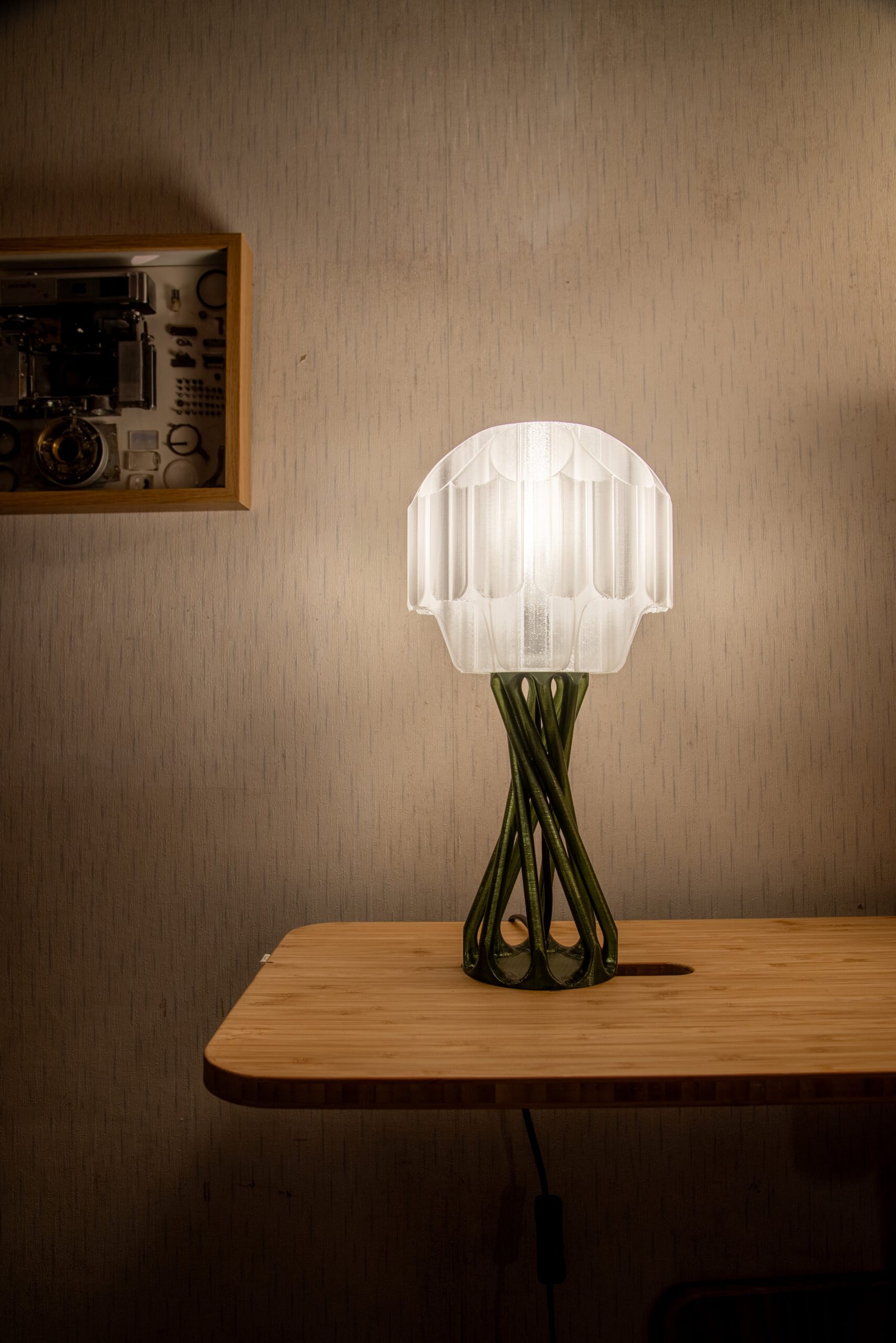 SammmLink Brisa x Twirl 桌燈 - 透綠色款 SammmLink Brisa x Twirl 透綠款 開燈光影效果 3D列印模組化桌燈