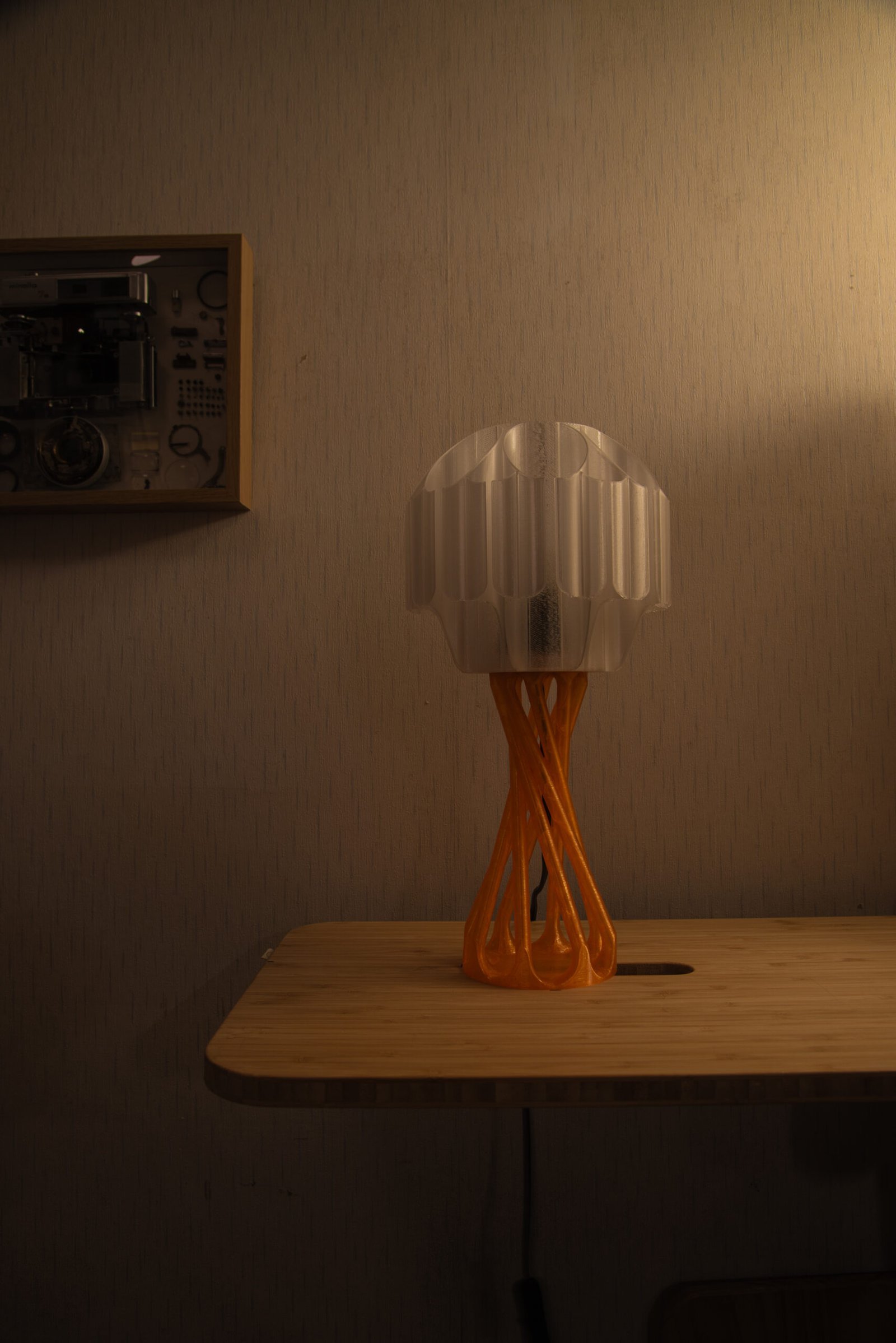 SammmLink Brisa x Twirl 桌燈 - 透橘色款 SammmLink Twirl 透橘色燈座 關燈外觀細節 3D列印模組化桌燈