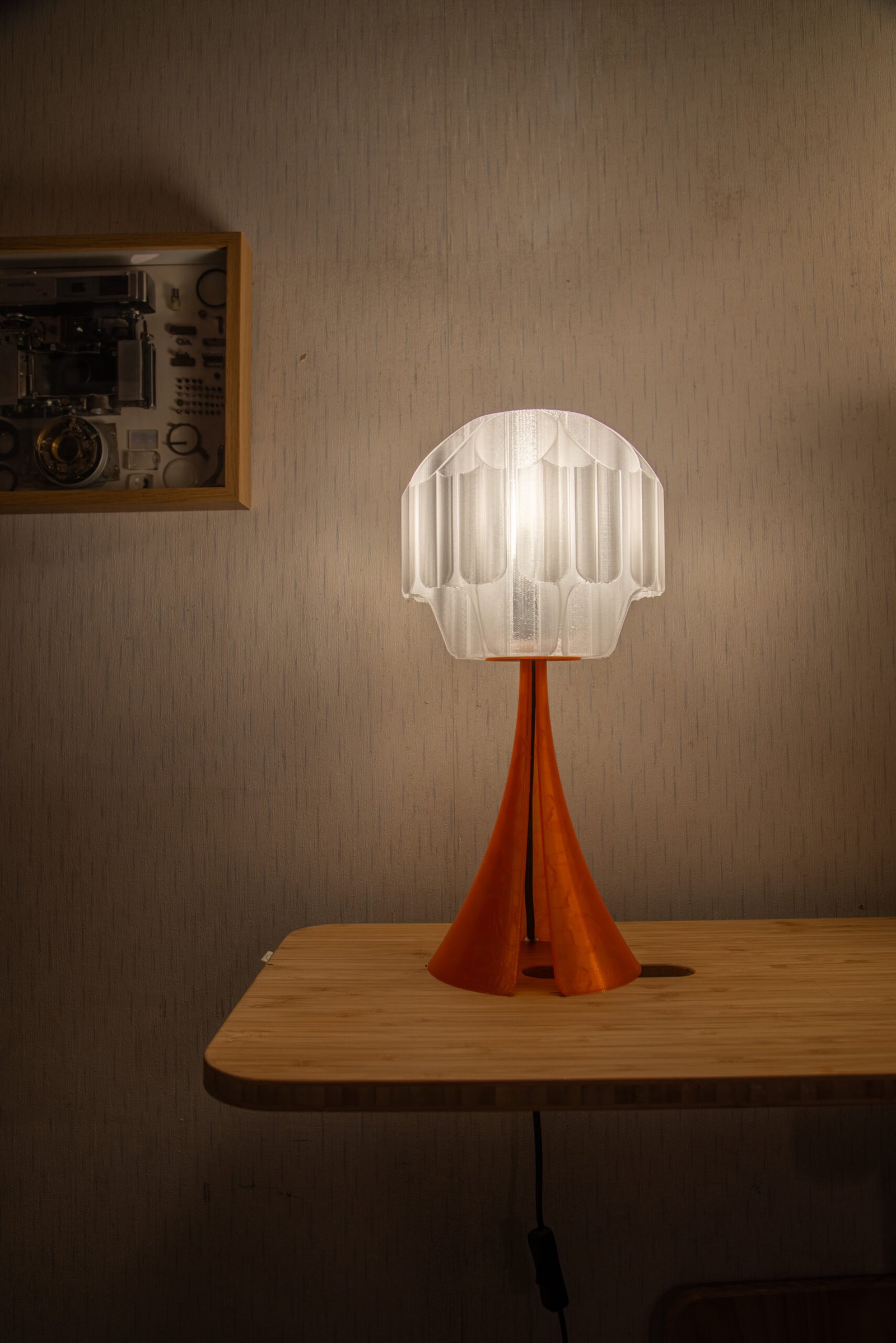 SammmLink Brisa x Drape 桌燈 - 透橘色款 SammmLink Brisa x Drape 透橘色款 開燈光影效果 3D列印模組化桌燈