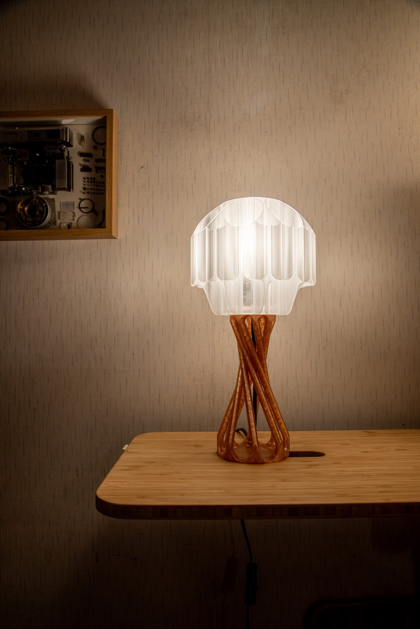 SammmLink Brisa x Twirl 桌燈 - 茶色款 SammmLink Brisa x Twirl 茶色款 開燈光影效果 3D列印模組化桌燈