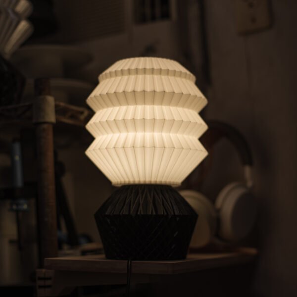 Cocoon 繭 幾何造型桌燈 折紙結構燈罩與菱格紋底座 現代光影設計