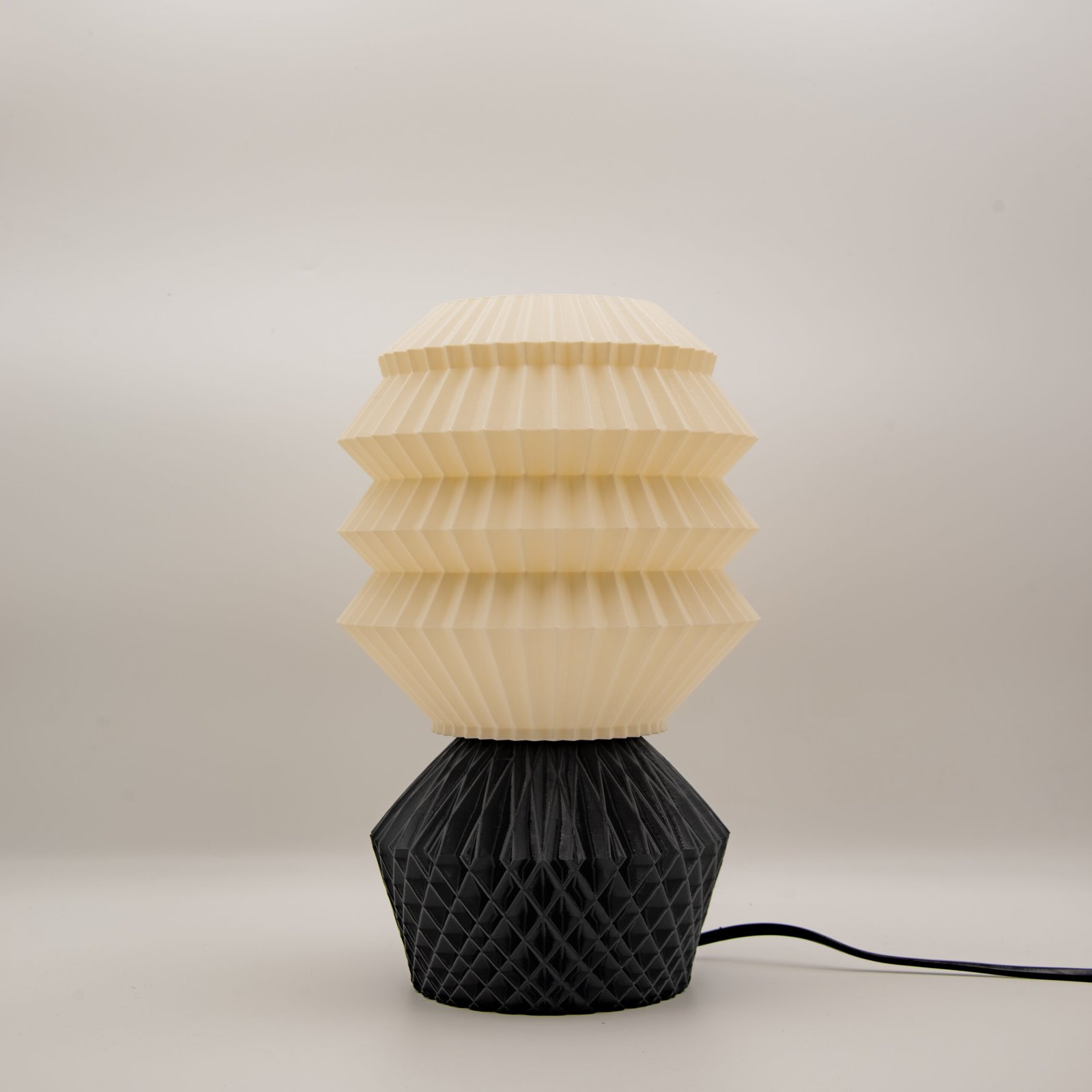 20251230-SAM_3725-HDR Cocoon 繭 幾何造型桌燈 折紙結構燈罩與菱格紋底座 現代光影設計